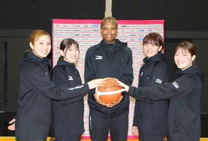 会見に臨んだ新加入の５選手。左から長谷川優羽、伊藤伶奈、オモカロ・マリアン・アブドゥルカリーム、鈴木月渚、相馬嘉乃＝新潟市南区