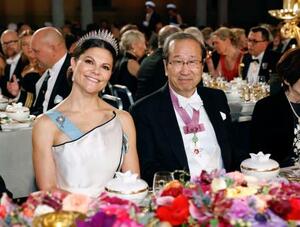 ノーベル賞授賞式後の晩さん会に出席した北川進・京都大特別教授。左はスウェーデンのビクトリア皇太子=10日、ストックホルム(共同)