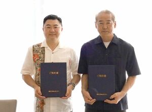 子会社化した太平タクシーを訪れたマルソーの渡邉雅之社長(左)と太平タクシーの宇座憲次社長=6月、宮古島市