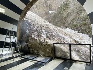 清津峡渓谷トンネルの見晴所になだれ込んだ雪。柵を押し倒した=十日町市(マ・ヤンソン / MADアーキテクツ「Tunnel of Light」大地の芸術祭作品)
