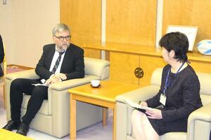 野島晶子副市長を訪問したピエール・エマニュエル・マレ副市長(左)=11月22日、新潟市役所