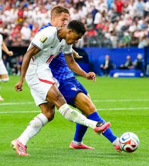 イングランド―クロアチア 後半、チーム3点目のゴールを決めるイングランドのベリンガム(手前)=ダラス(共同)