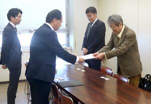 鳥屋野潟南部開発計画に関し、花角英世知事宛の申し入れ書を提出した新潟市民オンブズマンのメンバー(右)=県庁