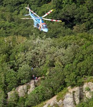 北海道・知床の羅臼岳で登山者を救助する道警のヘリコプター=14日午後2時33分(共同通信社ヘリから)