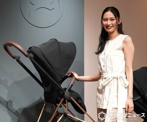 スマホ連動のベビーカーに興奮した大政絢（C）ORICON NewS inc.