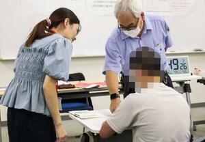 講師らの指導で「公文式」教材に取り組む少年院「加古川学園」の在院者=10月、兵庫県加古川市(画像の一部を加工しています)