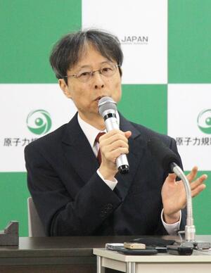 原子力規制委員会の委員退任会見に臨む伴信彦氏=18日、東京・六本木