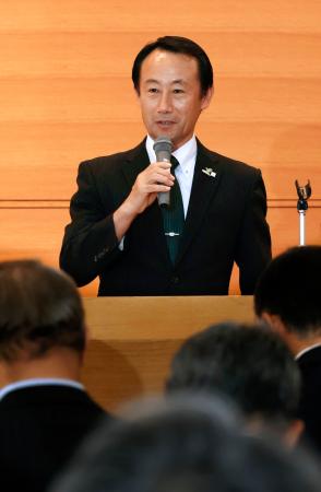 リニア中央新幹線の建設促進県期成同盟会の定期総会で、あいさつする岐阜県の江崎禎英知事=14日午後、岐阜県多治見市