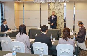 今秋にも佐渡市で集会を開く方針を決めた拉致被害者関係市連絡会の会合=21日、長野県諏訪市