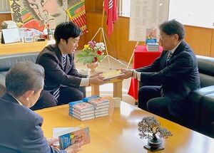 いすゞ製作所から三条市への「小さい魔女と大きい魔女」の寄贈=三条市役所