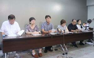 県民投票の実現を目指し、会見で今後のスケジュールなどを語る市民団体のメンバーら=県庁