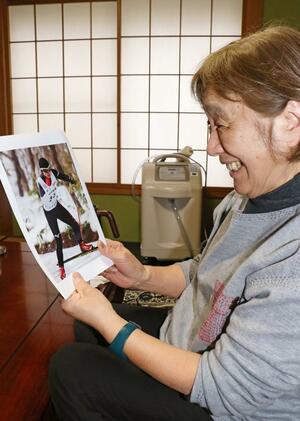 出来島桃子選手の写真をうれしそうに眺める母まり子さん＝新潟市西区