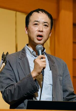 新潟日報リーダーズ倶楽部で講演する石山恒貴・法政大大学院教授=新潟市中央区
