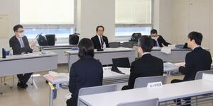 有識者が県出資法人の経営状況を点検した評価委員会＝２４日、県庁