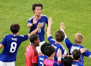 　サッカーＷ杯北中米３カ国大会へ向けた壮行試合のアイスランド戦の後半、決勝ゴールを決めタッチを交わす小川航基（上）＝３１日、ＭＵＦＧスタジアム