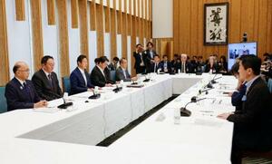 首相官邸で開かれた地域未来戦略に関する関係会議=24日午後