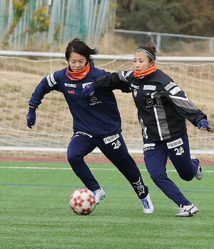 調整する新潟ＬのＤＦ富岡千宙（左）＝聖籠町