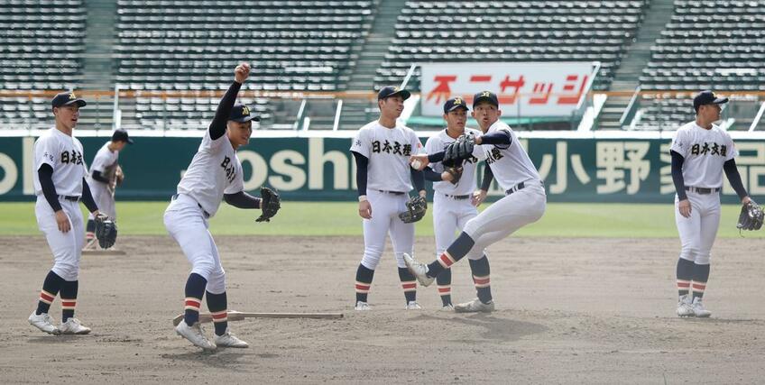 投球練習を行う日本文理の選手＝甲子園