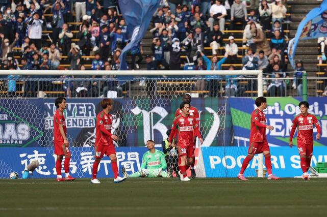 徳島－新潟　前半５分、新潟はＦＫの流れから先制を許す＝鳴門大塚