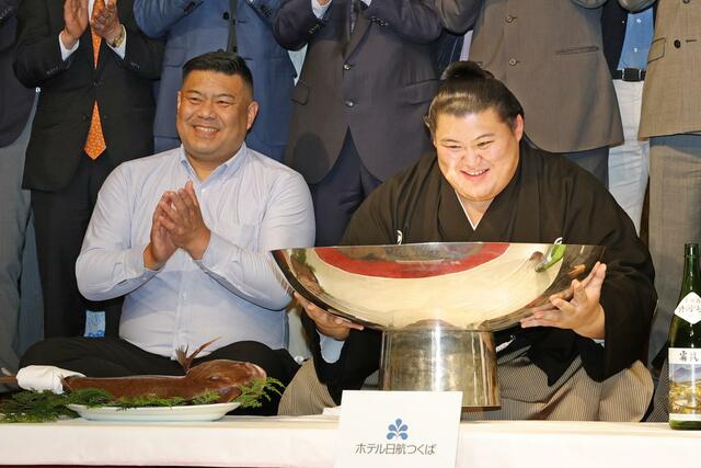 祝勝会で祝杯を手にする大の里。左は父・中村知幸さん＝２５日、茨城県つくば市内のホテル
