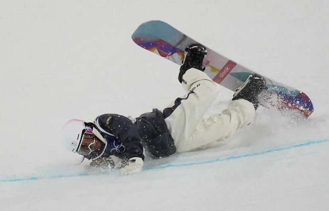 女子ハーフパイプ決勝　着地でバランスを崩した冨田せな＝リビーニョ（共同）