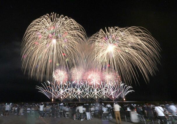 迫力満点の花火が夜空や海上を彩った「海の大花火大会」＝２６日、柏崎市

