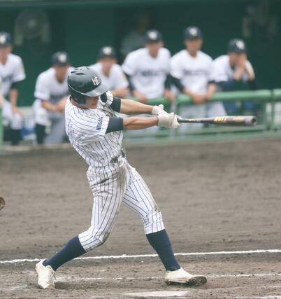 新潟明訓-北越 9回表に2点適時二塁打を放つ北越の富樫琢真=長岡市悠久山
