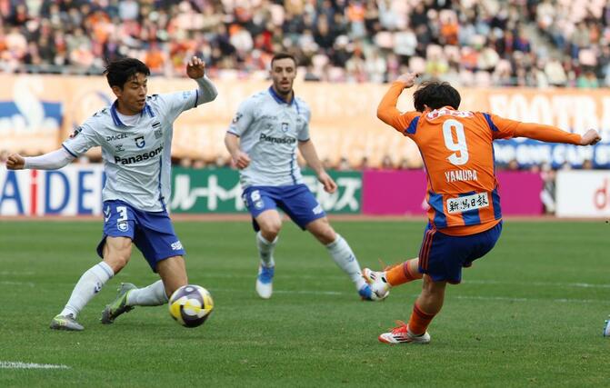 新潟-G大阪 後半、ゴールを決めるFW矢村健(右)=ビッグスワン