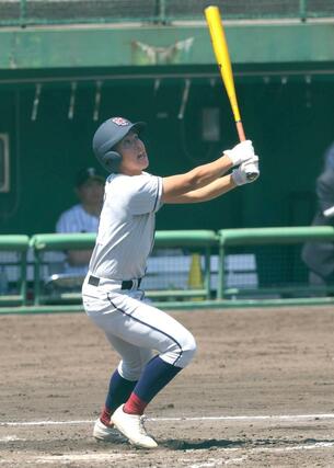 関根学園-帝京長岡 3回表、関根学園2死、主将の山川徠輝が右邪飛に倒れる=長岡市悠久山球場