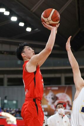 男子３回戦　北陸学院（石川）－開志国際　第２クオーター、開志国際の千保銀河が３点シュートを決め、３１－１９＝東京体育館