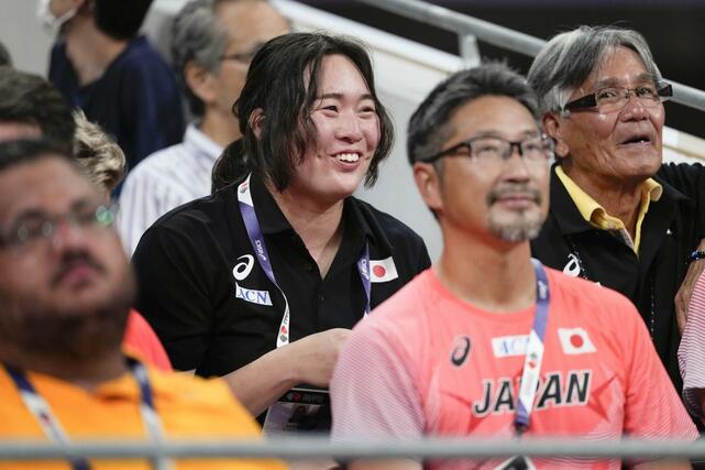 男子やり投げの予選を観戦する女子やり投げの北口榛花(左)=17日、国立競技場