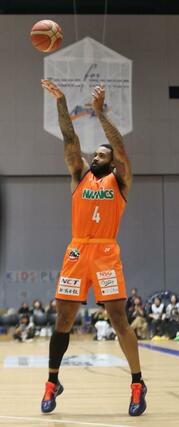 新潟-品川 第1クオーター、フェルプスが3点シュートを決めて24-14=アオーレ長岡