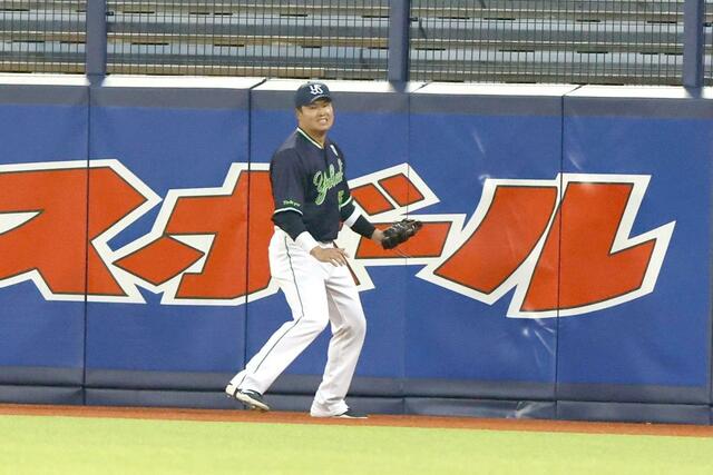 オイシックス－ヤクルト　１回、右飛を好捕したヤクルト村上宗隆