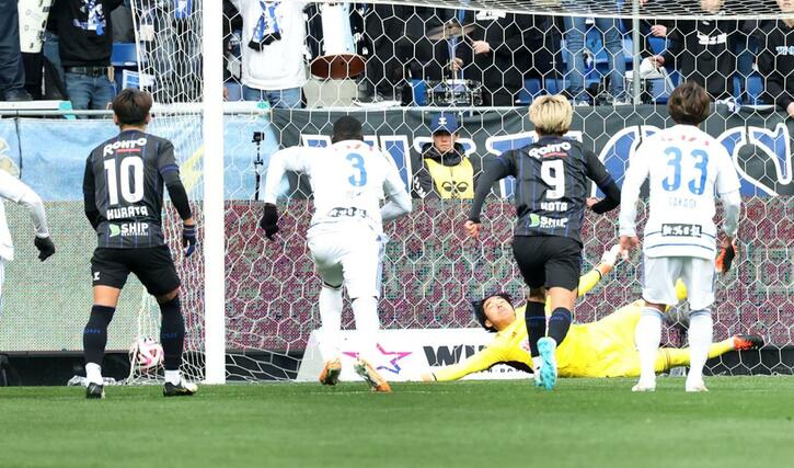 G大阪－新潟　後半３０分、Ｇ大阪の宇佐美貴史にＰＫを決められて０－１とする＝パナソニックスタジアム吹田