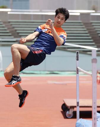 練習する男子走り高跳びの長谷川直人＝新潟市陸上競技場
