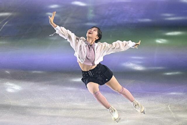 アイスショー「ファンタジー・オン・アイス」で演技する中井亜美＝幕張メッセ