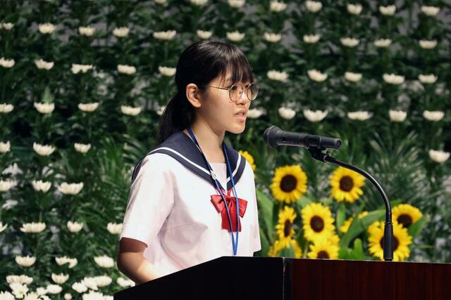 平和の誓いを述べる小国中３年の湯本羽那さん＝１日、長岡市のアオーレ長岡