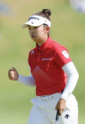女子　最終ラウンド、１５番でバーディーパットを決め、ガッツポーズする山下美夢有＝パリ郊外（共同）