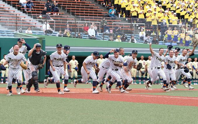 帝京長岡－星稜　校歌を歌い終え、駆け出す帝京長岡の選手たち＝富山市民球場