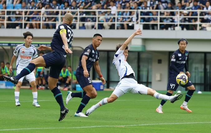 福岡－新潟　前半、ダニーロ・ゴメスのクロスに谷口海斗（７）が飛び込むが、わずかに届かず＝６月２１日、福岡市のベスト電器スタジアム