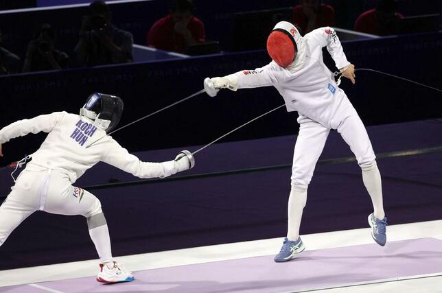 男子エペ団体決勝　日本－ハンガリー　古俣聖（右）がポイントを奪い１５－１５の同点に追いつく＝パリ（新潟日報社写真映像部・新井田悠）