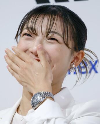 現役引退の記者会見冒頭で、涙ながらに笑顔を見せるフィギュアスケート女子の坂本花織＝１３日午前、神戸市内のホテル