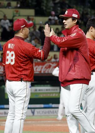 ２勝目を挙げ、三木監督（左）とタッチを交わす楽天・荘司＝ベルーナドーム