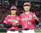　記念球を手にポーズをとる、プロ初勝利を挙げた楽天・中込（左）と吉井監督＝東京ドーム