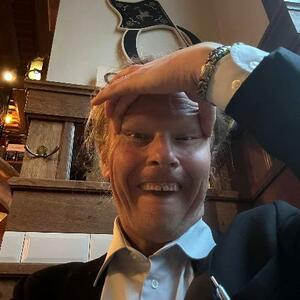 フィンランドの連立与党議員が投稿した「つり目」ポーズの写真(本人のフェイスブックから、共同)