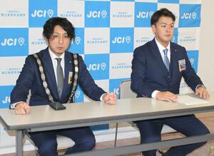 燕三条JCの新理事長に就任し、抱負を語る齋藤和也さん(左)=三条市須頃1