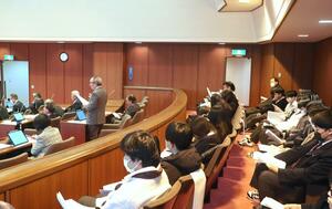 阿賀野市議会定例会を傍聴する阿賀野高校の3年生=阿賀野市