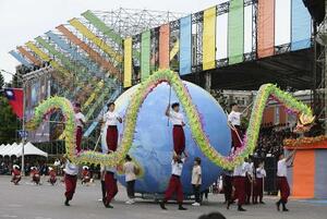 　２０２４年、頼清徳総統の就任式典で披露された竜の演舞＝台北の総統府前