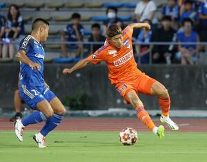 町田－新潟　前半、ボールを争うＭＦ太田修介＝町田ＧＩＯＮスタジアム