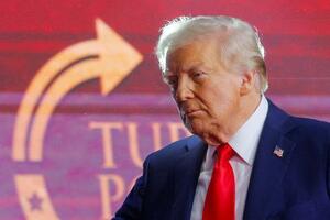 21日、米アリゾナ州グレンデールで行われた保守系活動家チャーリー・カーク氏の追悼式典に参加したトランプ大統領(ロイター=共同)